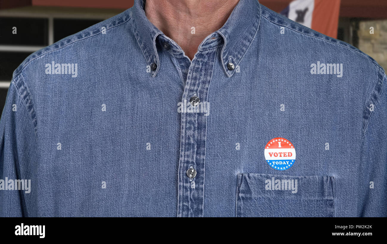 Senior kaukasischen Mann in Arbeitskleidung mit gestimmt Aufkleber Stockfoto