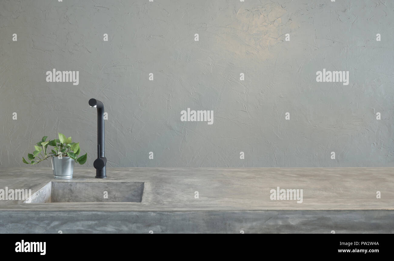 Moderne schwarze Hahn und Küche Waschbecken mit Zement Arbeitsplatten und grünes Gras. Stockfoto