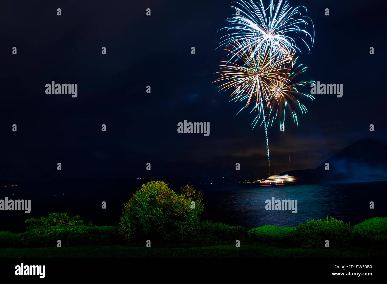 Wunderschönes Feuerwerk im See Toya Festival, See Toya eine der beliebtesten Reisen Reiseziele in Hokkaido, Japan Stockfoto
