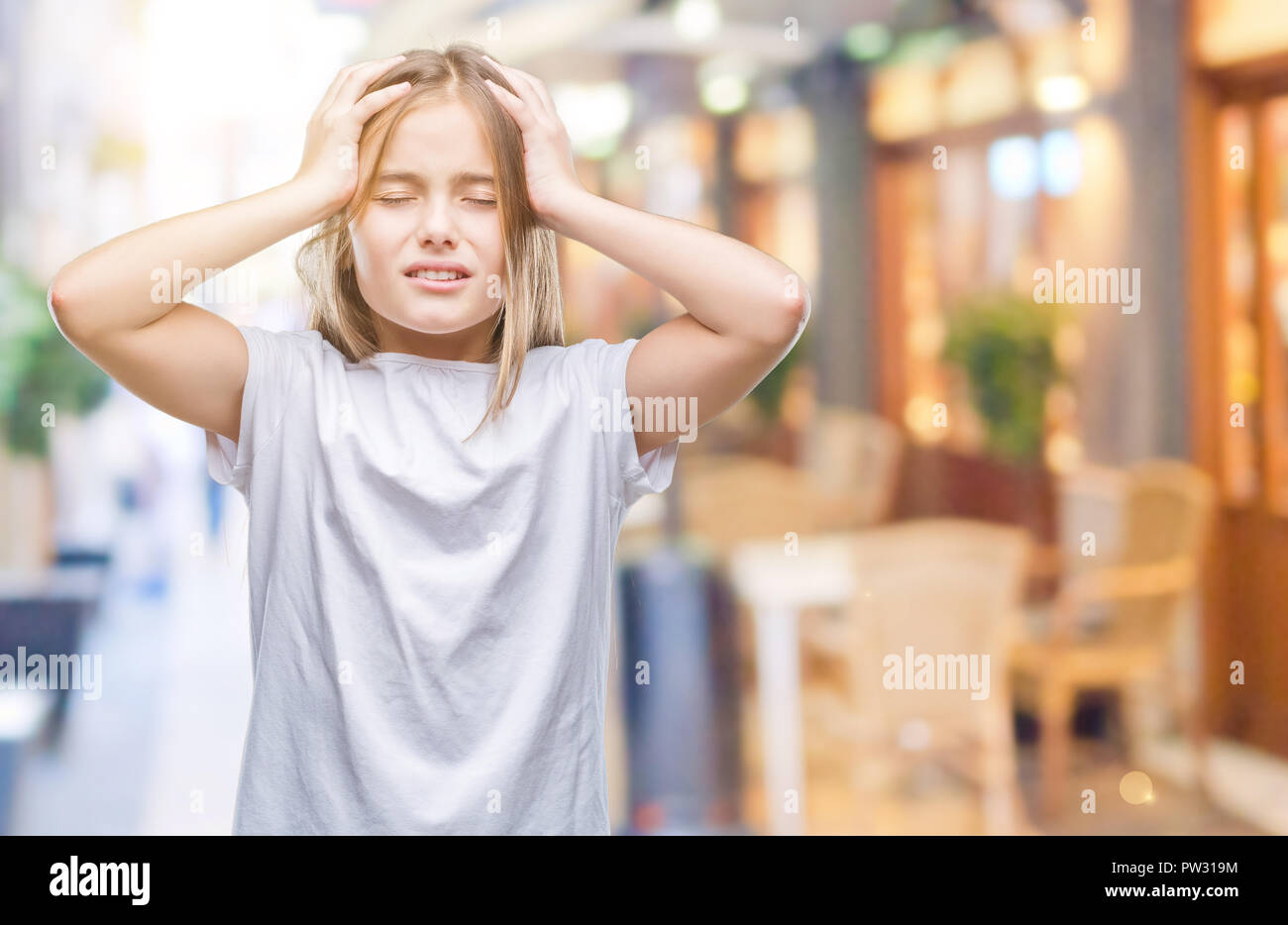 Junge schöne Mädchen über isolierte Hintergrund Kopfschmerzen leiden, verzweifelte und betonte, weil Schmerz und Migräne. Hände auf den Kopf. Stockfoto