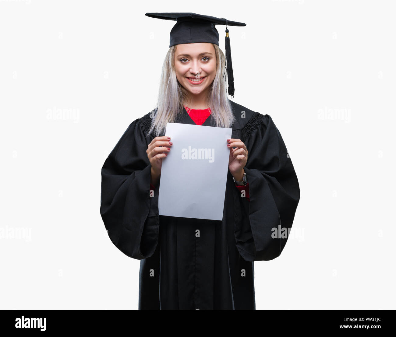 Junge blonde Frau tragen Absolvent einheitliche Holding Grad über isolierte Hintergrund mit einem glücklichen Gesicht stehen und lächelnd mit einem selbstbewussten Lächeln zeigen Stockfoto