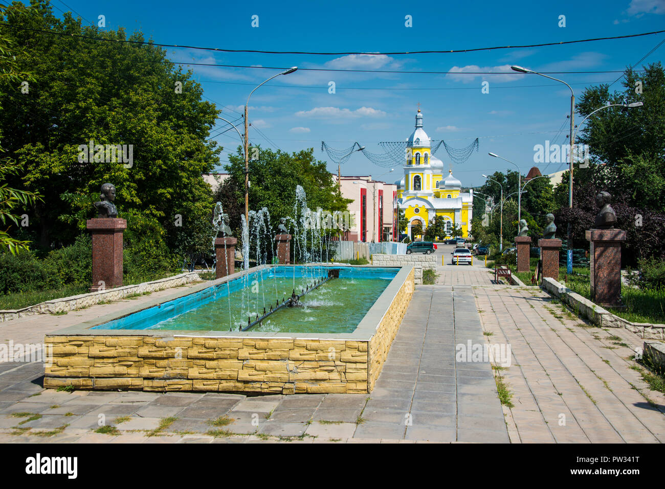 Fußgängerzone vor der Russischen Orthodoxen Pastoralkonstitution das Zentrum, Comrat, Gagausien, Republik Moldau Stockfoto