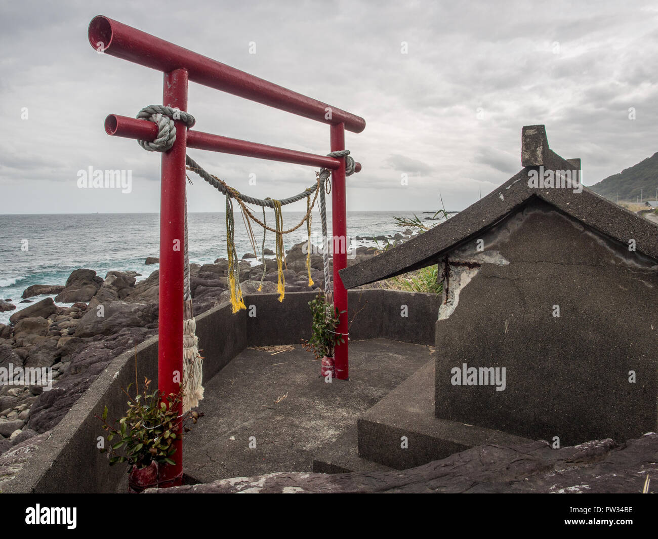 Shinto Schrein am Rand des Ozeans, Fisherman's Gebete, Landstraße 55, von kannoura zu Muroto, Kochi, Shikoku, Japan Stockfoto