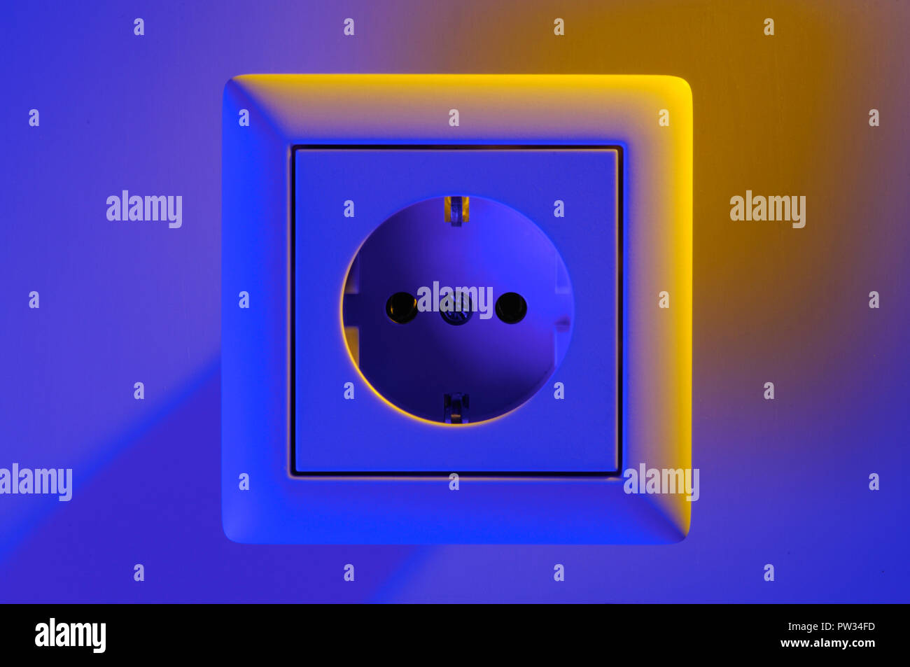 Weiß Steckdose blau und gelb Stockfoto
