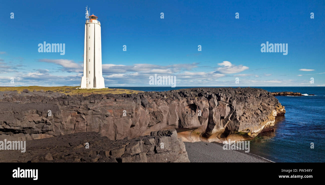 Küstenlandschaft mit den Leuchtturm von Malarrif, Snæfellsjökull Nationalpark, Halbinsel Snaefellsnes, West Island Stockfoto
