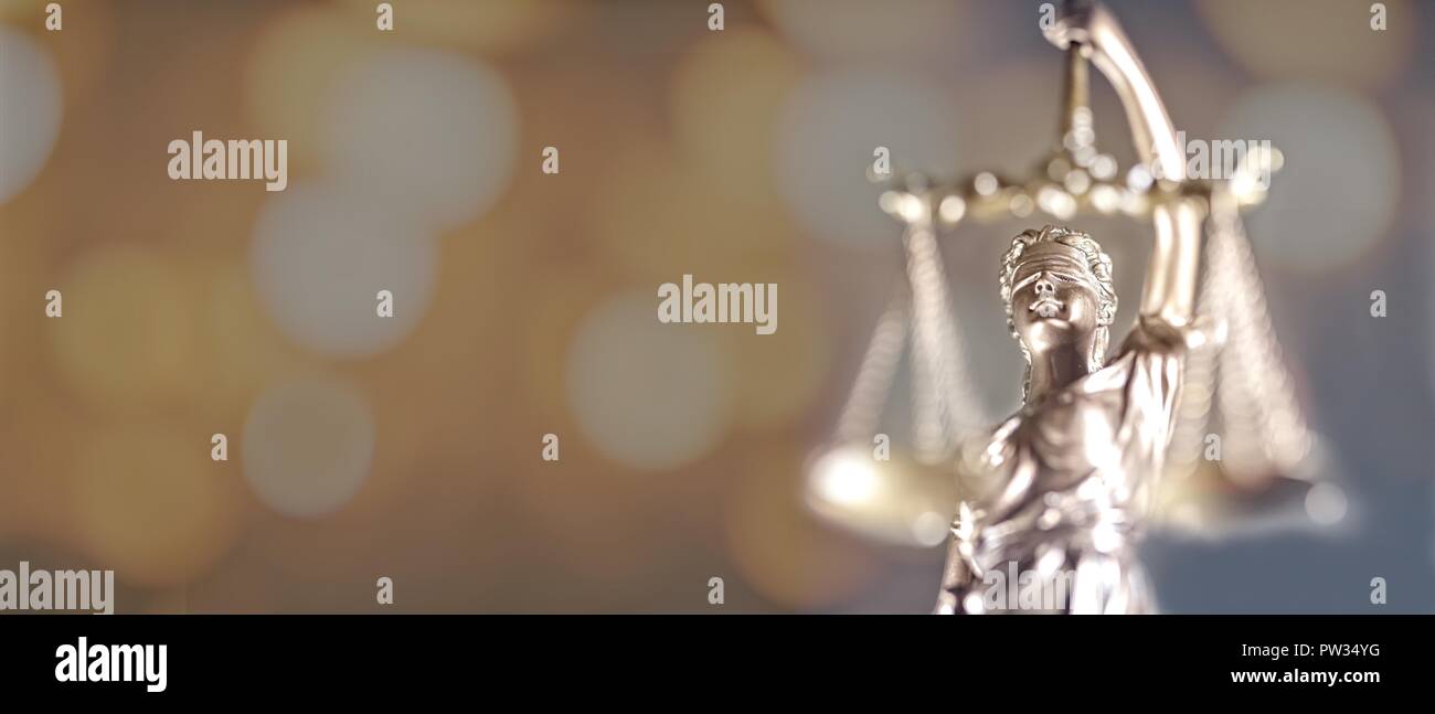 Nahaufnahme von Golden Lady Gerechtigkeit Statue - Fokus auf den Vordergrund mit bokeh Hintergrund Stockfoto