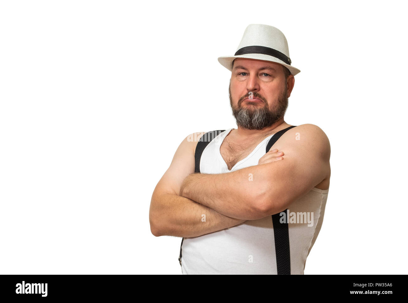 Ein charismatischer Mann in einen Hut und T-Shirt verschränkte seine Arme vor der Brust. Stockfoto