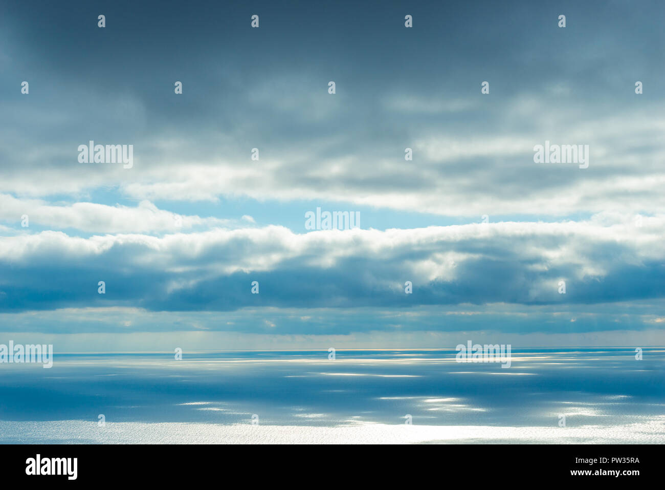 Die majestätische Himmel und Meer, der Blick auf den Horizont und blauen Wolken über dem Wasser Stockfoto