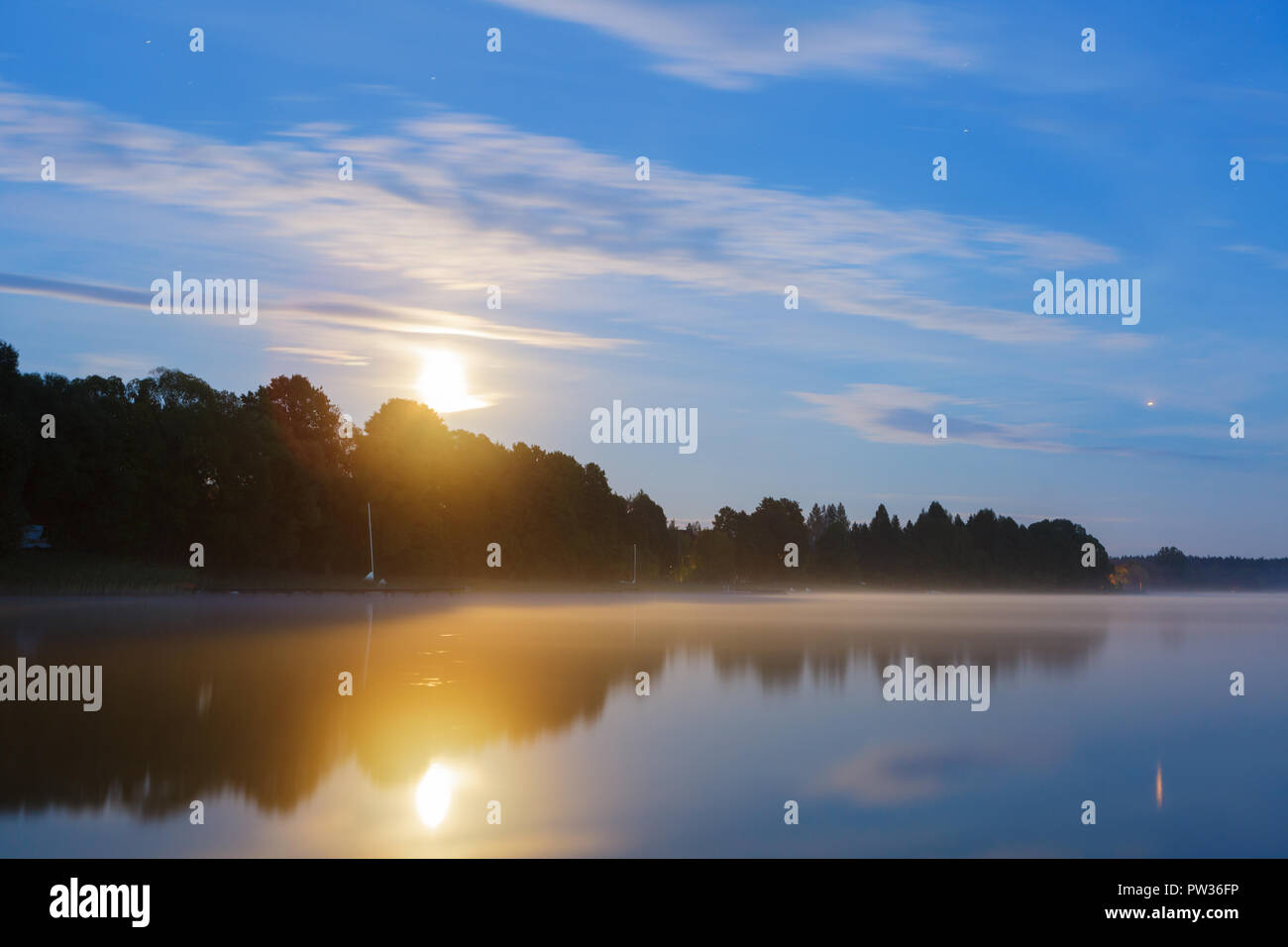 Vollmond über den See, lange Belichtung geschossen Stockfoto