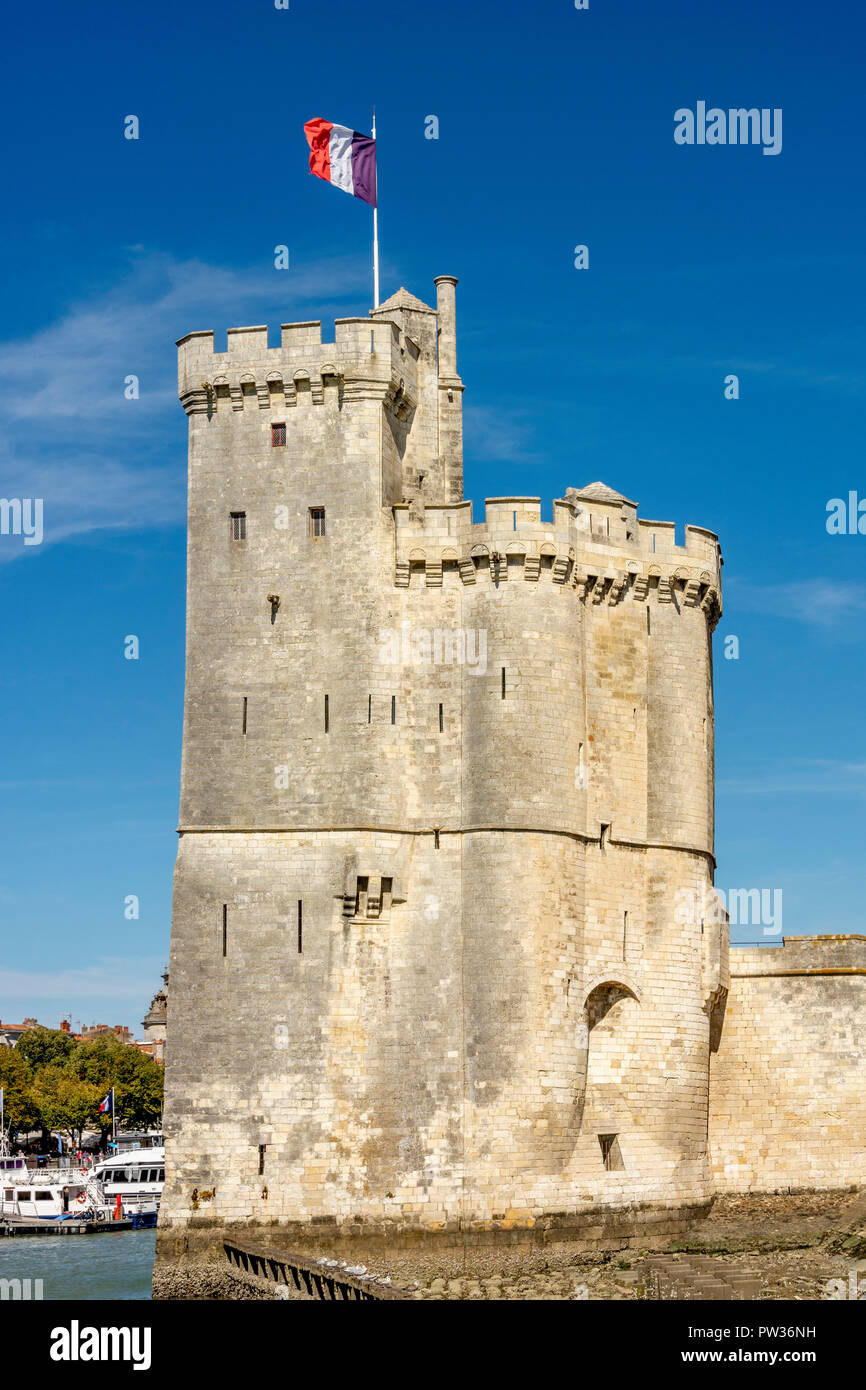 St Nicolas Turm (Tour Saint Nicolas) am Eingang zum alten Hafen von La Rochelle, Charente Maritime, Frankreich Stockfoto