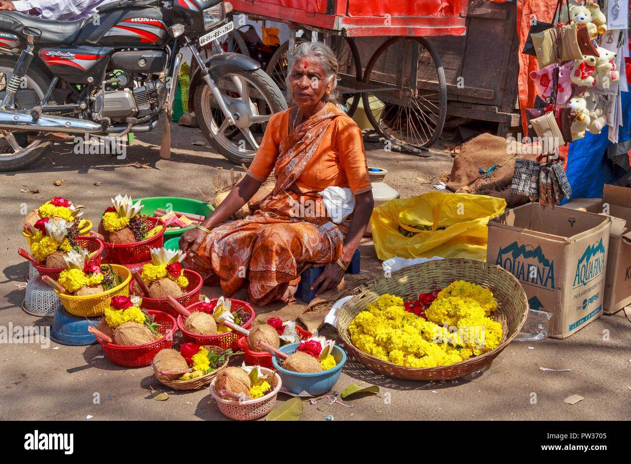 CHAMUNDI HILL MYSORE INDIEN heilige Stätte Verkäufer mit Kokos und BLUME TEMPEL ANGEBOTE Stockfoto