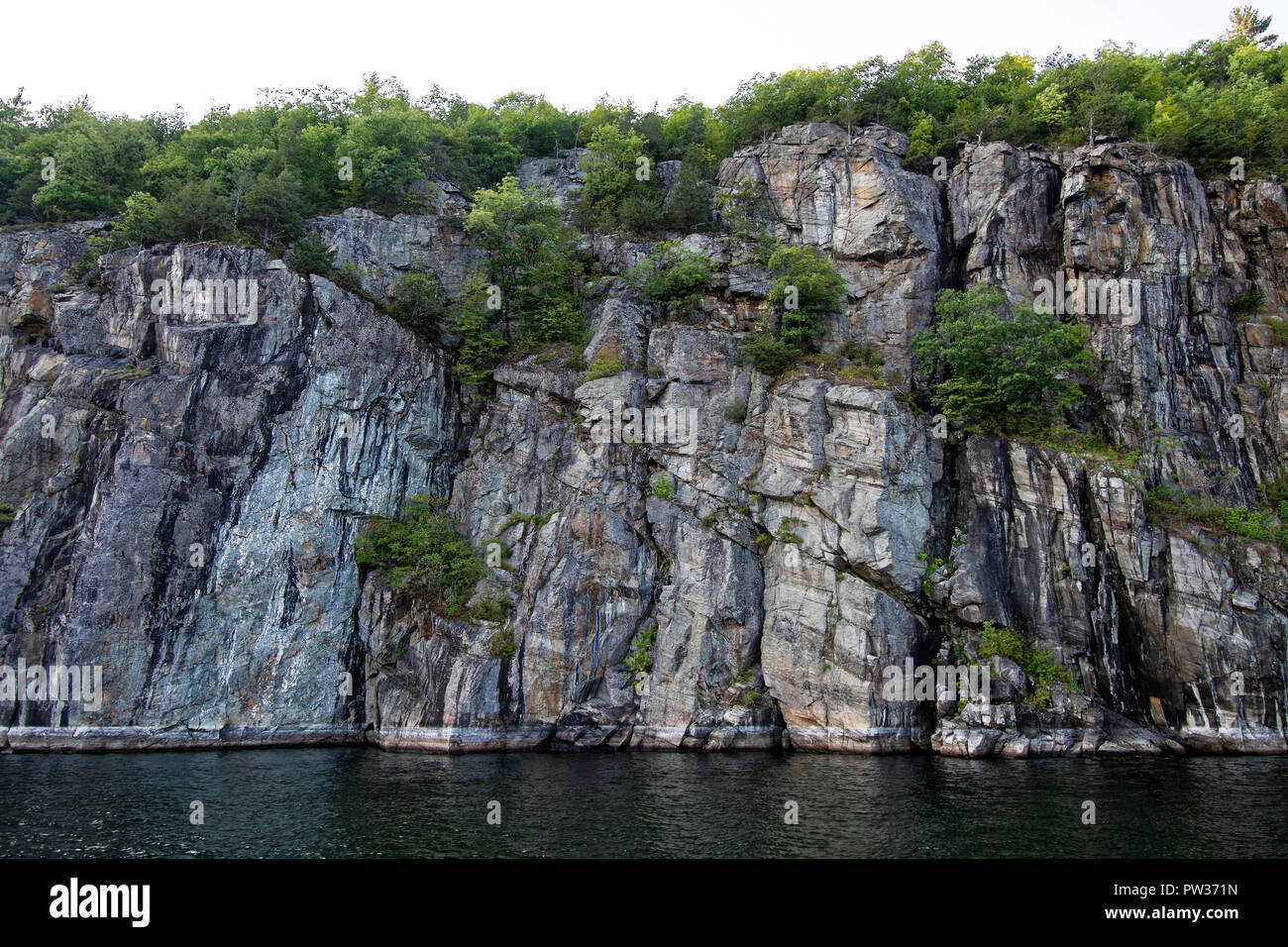 Cliff mit Bäumen am Rande des Lake Champlain Stockfoto