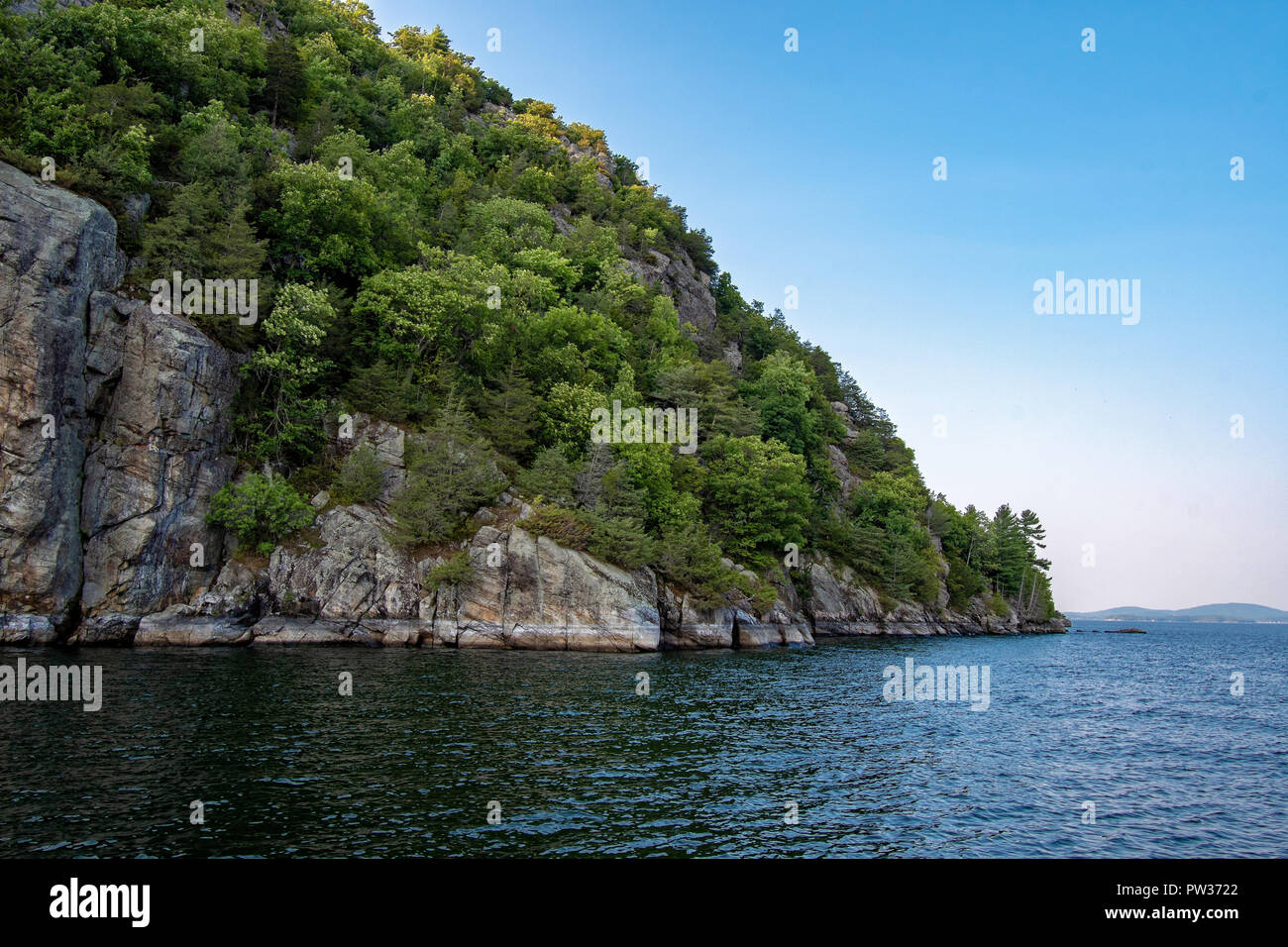 Klippe am Rande des Lake Champlain Stockfoto
