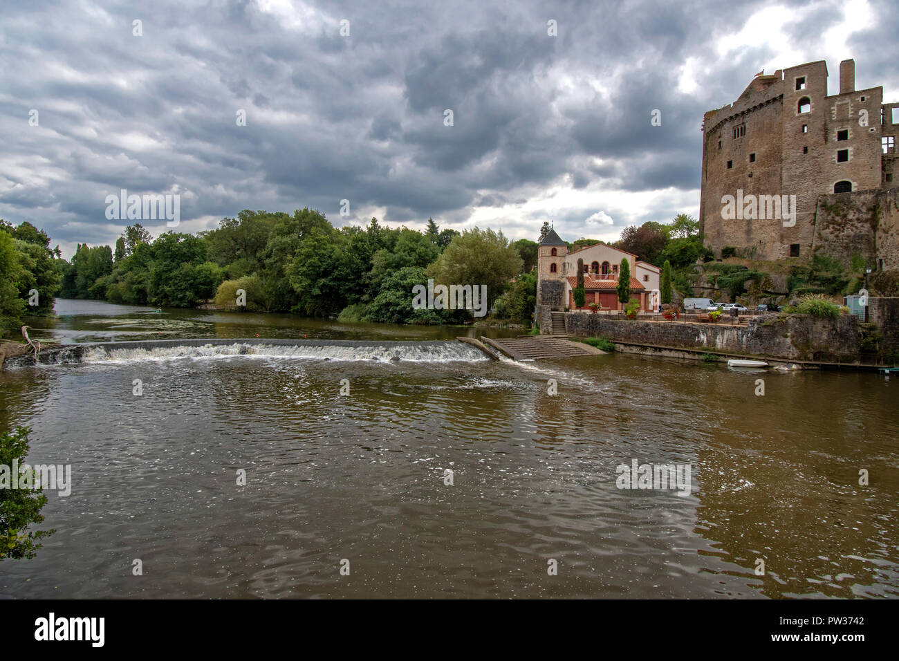 La Vallée Village in der Nähe von einem Fluss in Frankreich Stockfoto