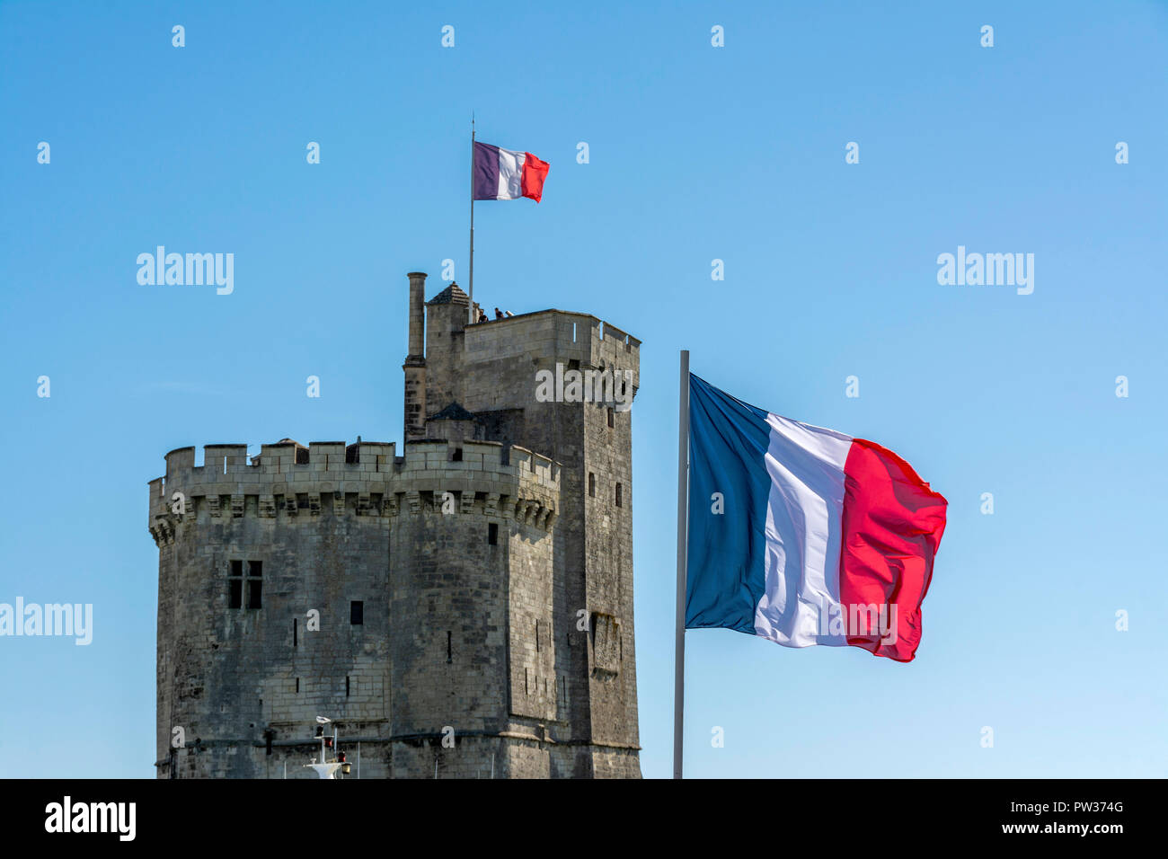 St Nicolas Turm (Tour Saint Nicolas) am Eingang zum alten Hafen von La Rochelle, Charente Maritime, Frankreich Stockfoto