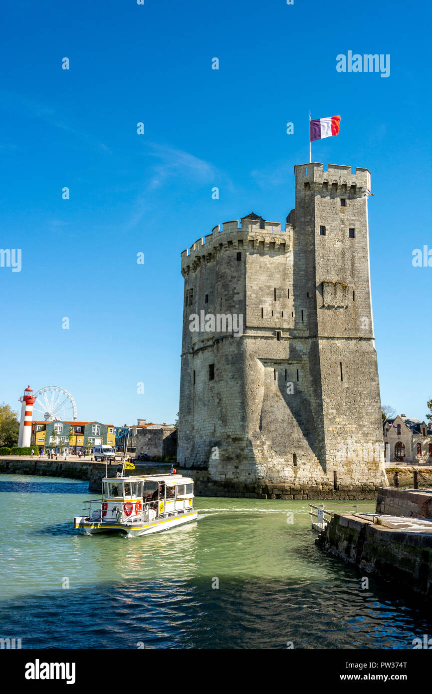 St Nicolas Turm (Tour Saint Nicolas) am Eingang zum alten Hafen von La Rochelle, Charente Maritime, Frankreich Stockfoto