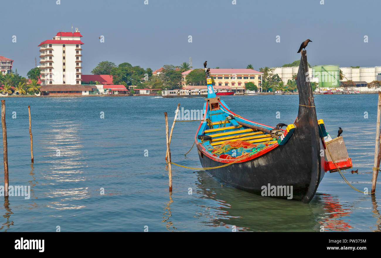 COCHIN Kochi, Indien die Hafen und Gebäude mit bunten traditionellen Fischerboot Stockfoto