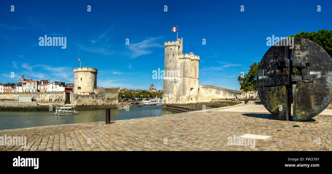 St Nicolas Turm (Tour Saint Nicolas) und die Kette Tower (Tour de la Chaine) am Eingang zum alten Hafen von La Rochelle, Charente Maritime, Stockfoto