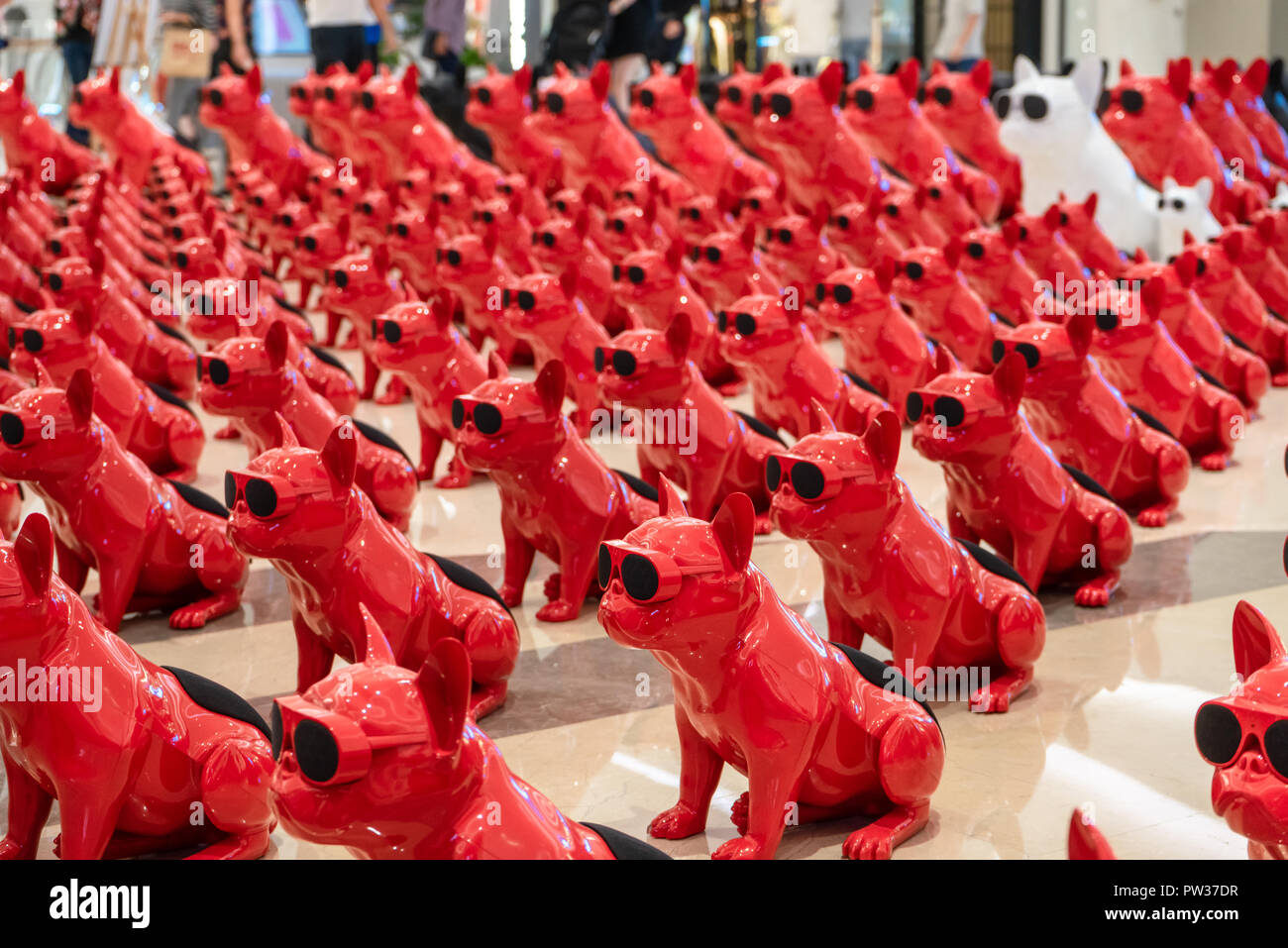 Dogbots (elektronische Roboter Hunde) auf der Anzeige für den Verkauf im Einkaufszentrum in China Stockfoto