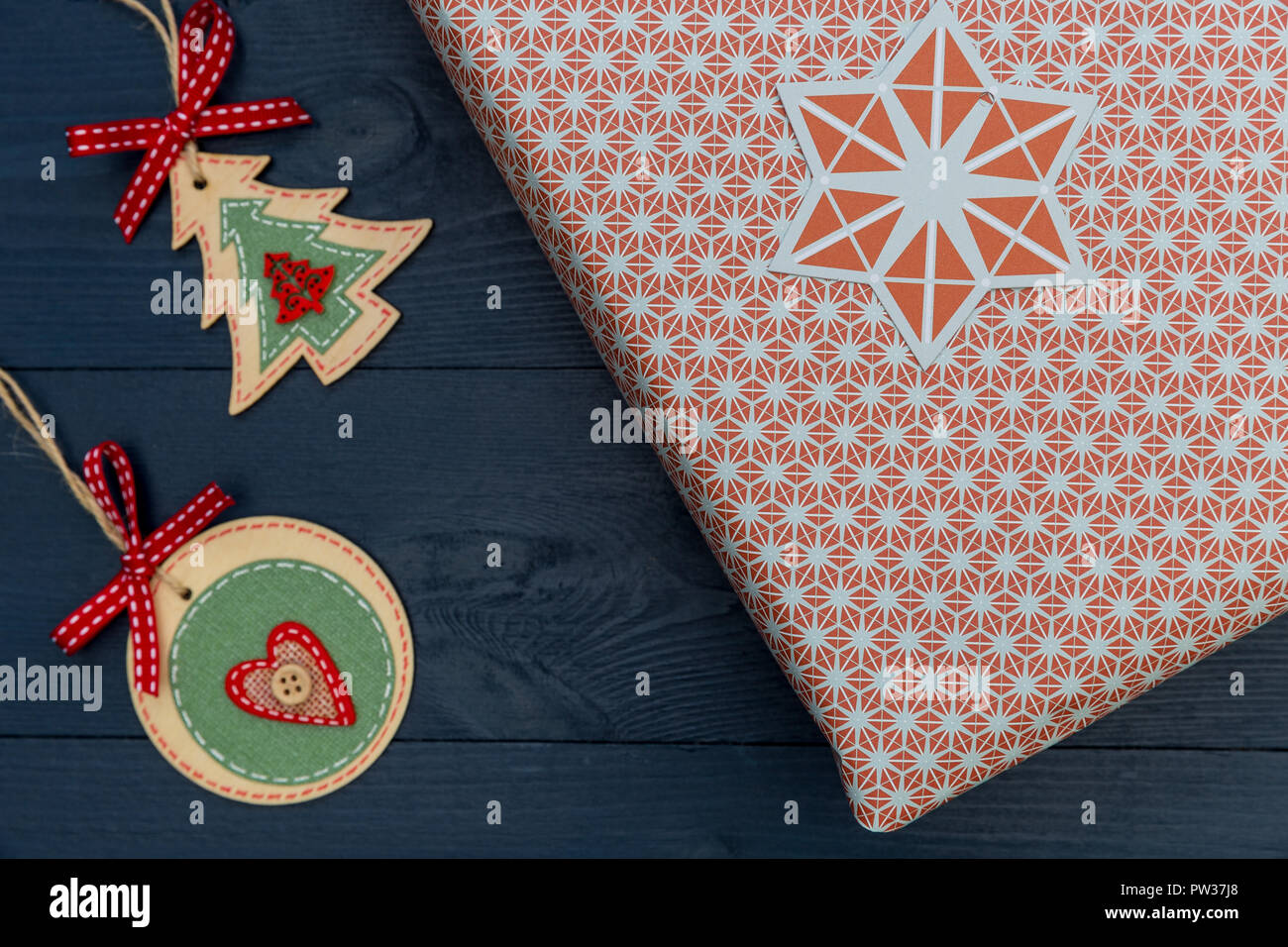 Weihnachtsgeschenk Geschenk Box auf dunklen Hintergrund mit Dekorationen Stockfoto