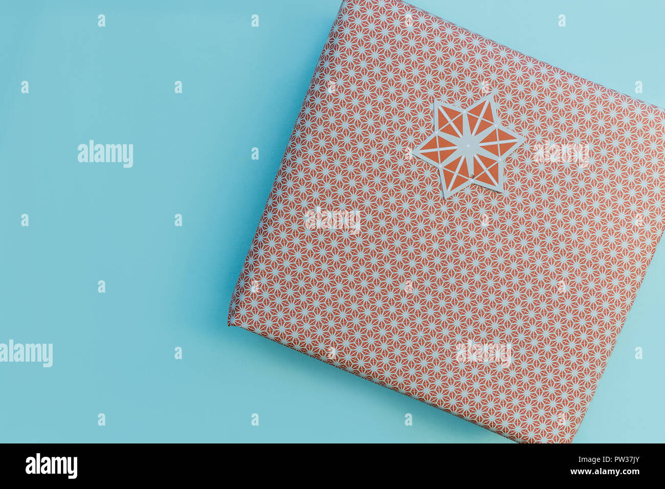 Rot weiss Weihnachtsgeschenk Geschenk Box auf blauem Hintergrund isoliert Stockfoto