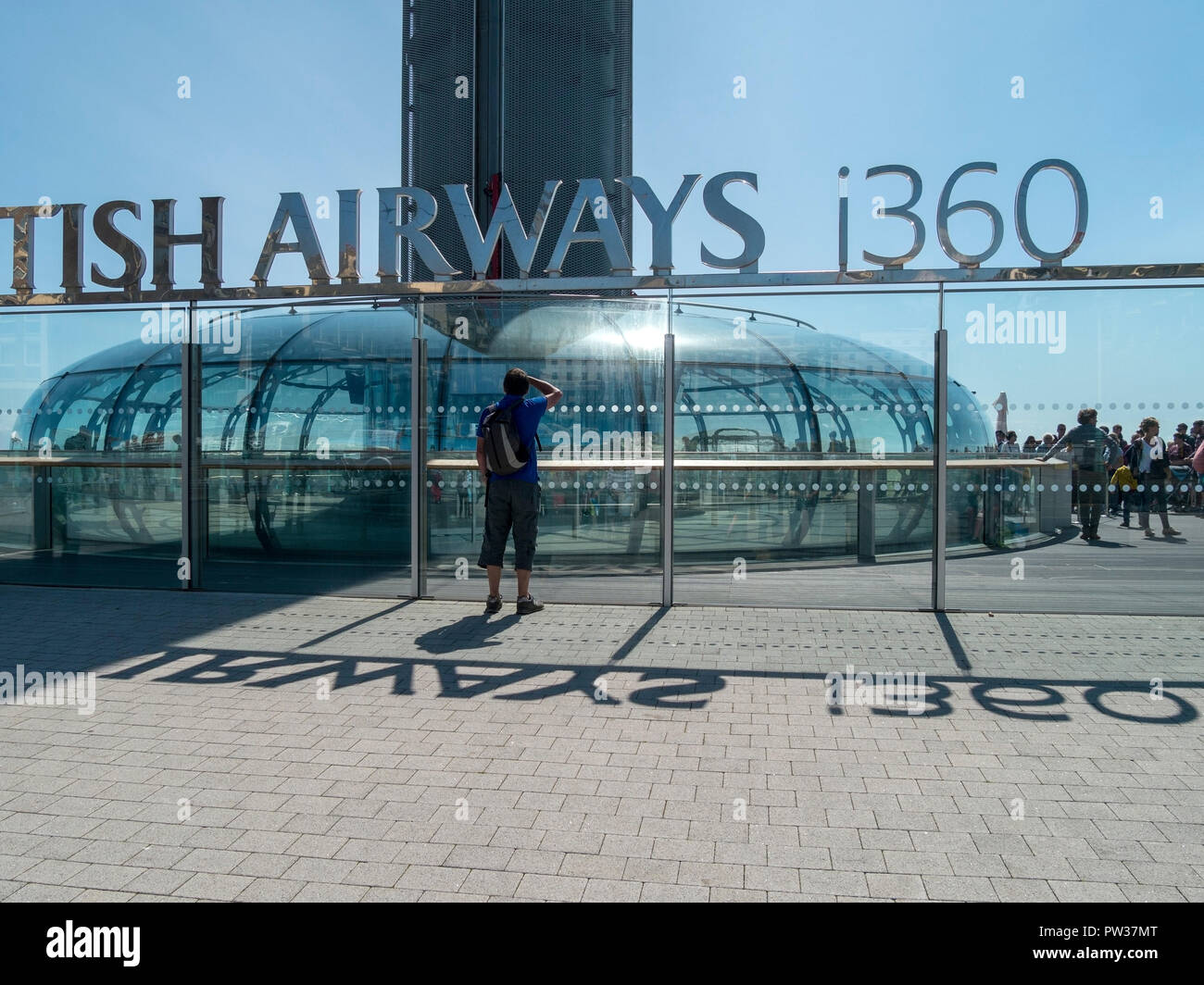 Sightseer durch Windows bei der British Airways ich 360 Beobachtung pod, Brighton, East Sussex, England, UK suchen Stockfoto