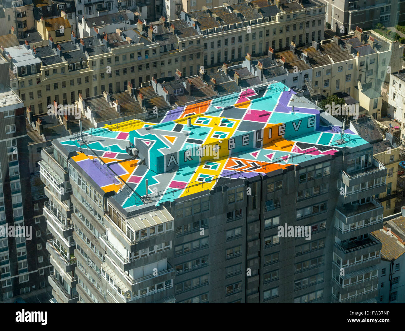 Abstrakt bemalte Dach 'Kunst + Glauben" in Brighton von British Airways ich 360 Beobachtung pod, Brighton, East Sussex, England, UK gesehen Stockfoto