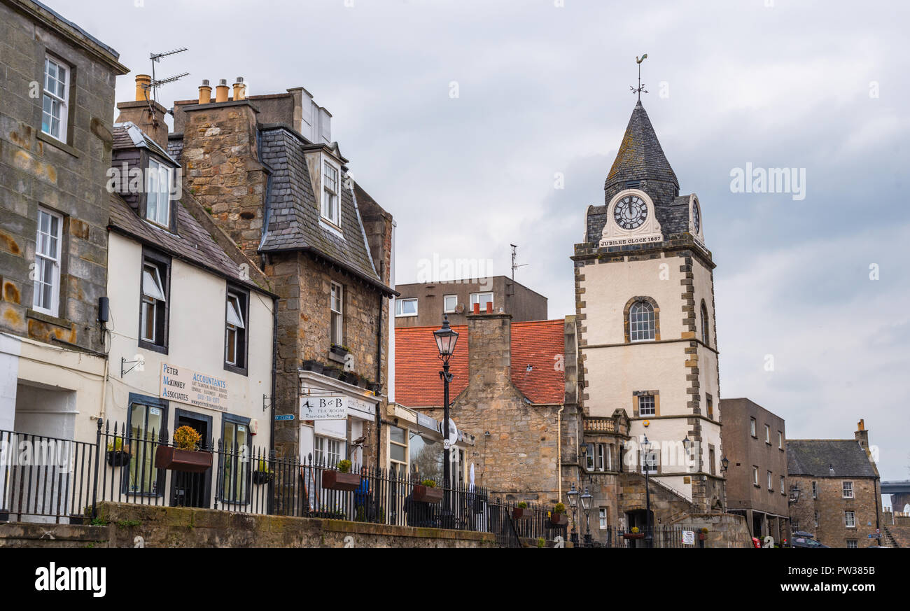 Uhrturm und alte Gebäude in der High Street South Queensferry, Edinburgh, Schottland, Vereinigtes Königreich Stockfoto