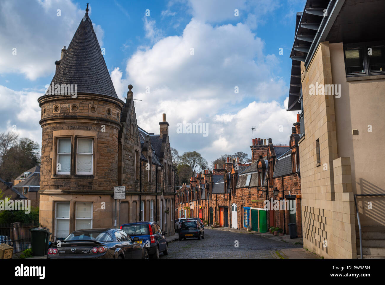 Reihenhäuser in einer Wohnstraße, Belford Mews, Dean Village Edinburgh, Schottland, Vereinigtes Königreich Stockfoto