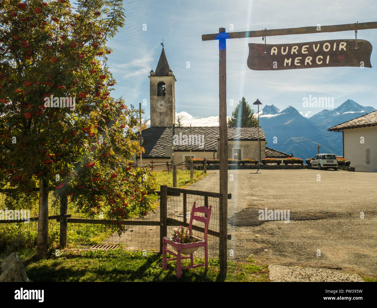 Cafe Eingang und eine Kirche im Dorf Lignan im Aostatal Region NW Italien Stockfoto