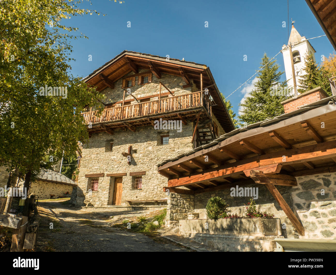 Traditionelles Haus mit schönen Holzarbeiten im Dorf Lignan im Aostatal Region NW Italien. Stockfoto