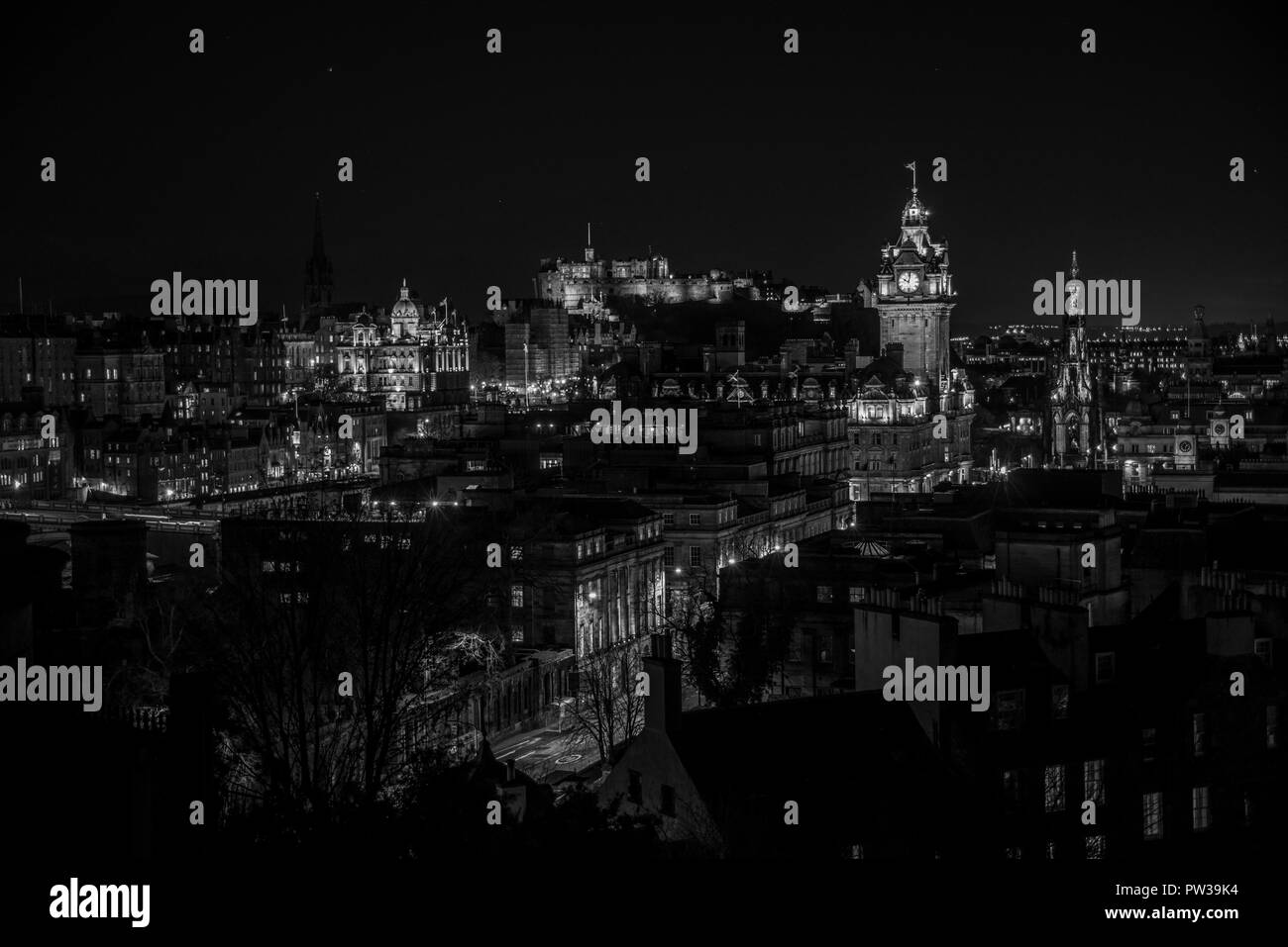 Schwarz und Weiß, die Skyline bei Nacht von Calton Hill, Edinburgh, Schottland, Vereinigtes Königreich Stockfoto
