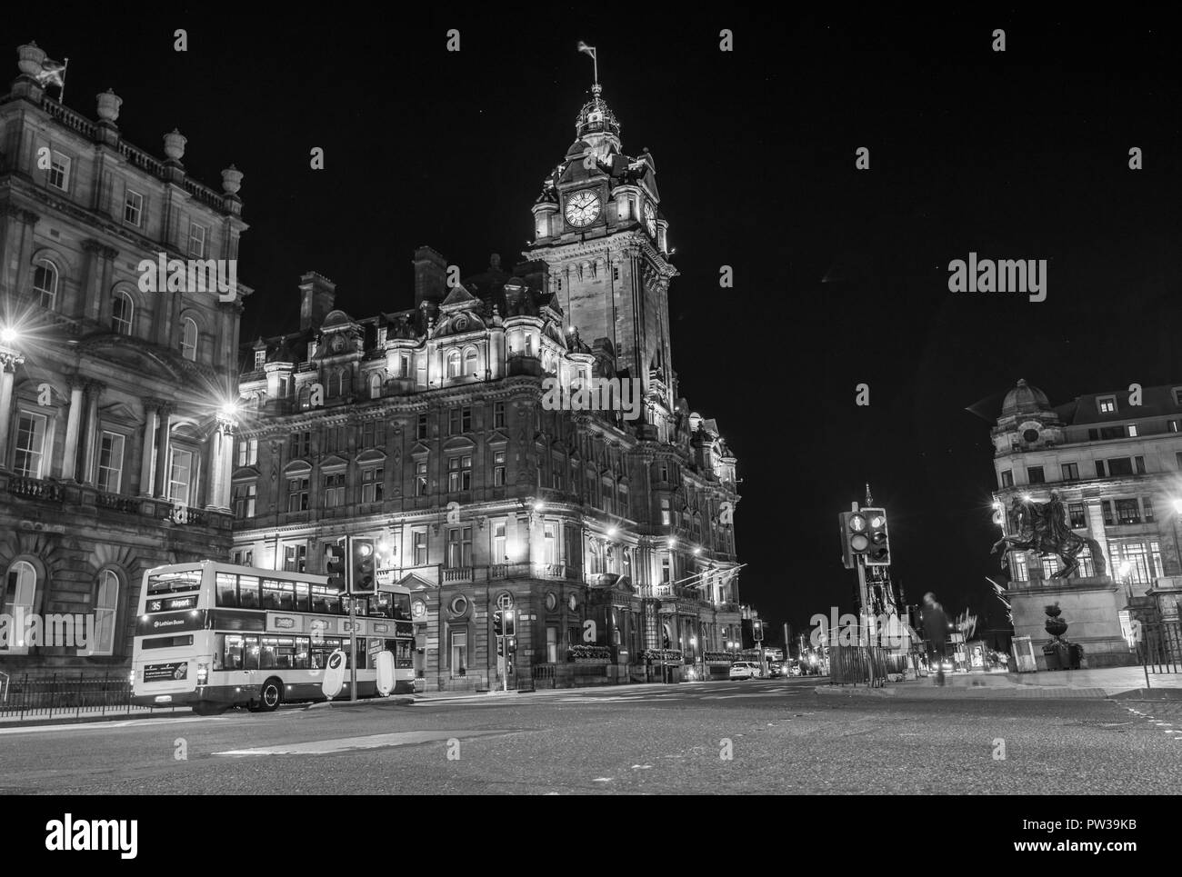 Schwarz-weiß Foto von Balmoral Hotel bei Nacht, Edinburgh, Schottland, Vereinigtes Königreich Stockfoto