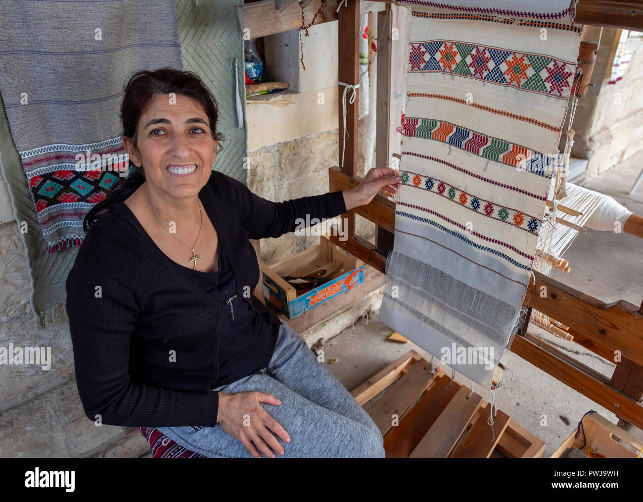 Eine Frau mit traditionellen Weberei Methoden in einem Museum in Fyti Dorf, Zypern. Stockfoto