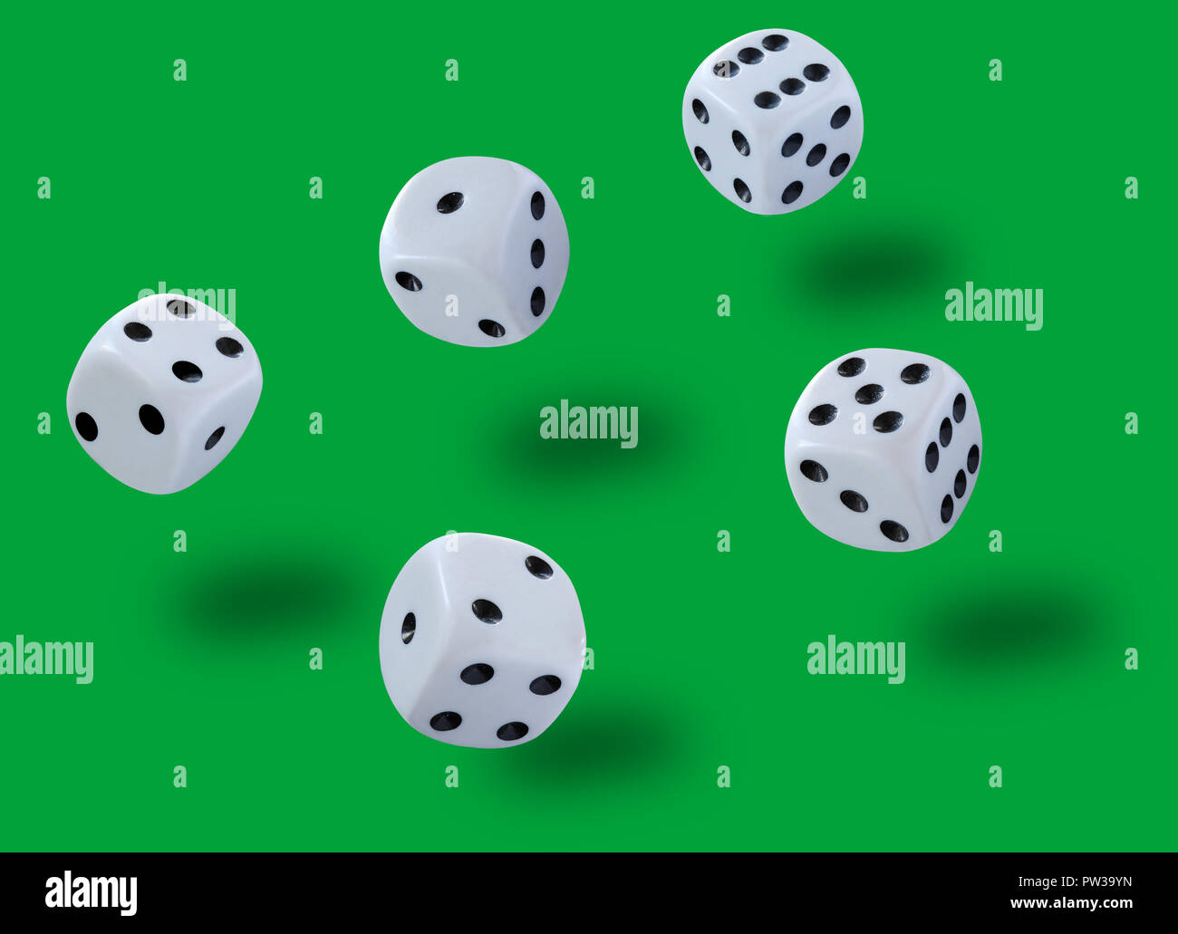 Fünf weißen Würfel in ein Craps Spiel, Yahtzee oder jede Art von würfelspiel vor einem grünen Hintergrund geworfen Stockfoto
