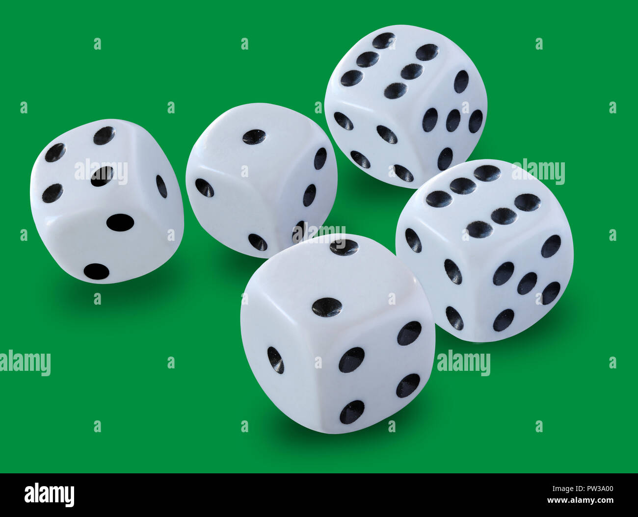 Fünf weißen Würfel Größe in ein Craps Spiel, Yahtzee oder jede Art von würfelspiel vor einem grünen Hintergrund geworfen Stockfoto