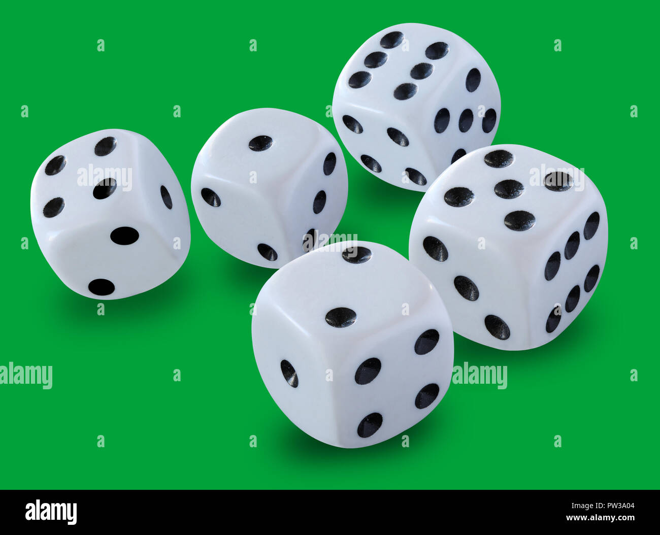 Fünf weißen Würfel unterschiedlicher Größe in einem Craps Spiel Yahtzee oder jede Art von würfelspiel vor einem grünen Hintergrund Stockfoto