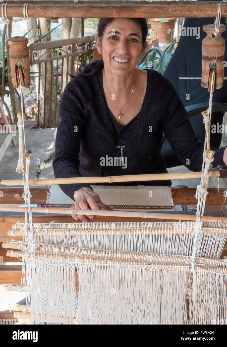 Eine Frau mit traditionellen Weberei Methoden in einem Museum in Fyti Dorf, Zypern. Stockfoto