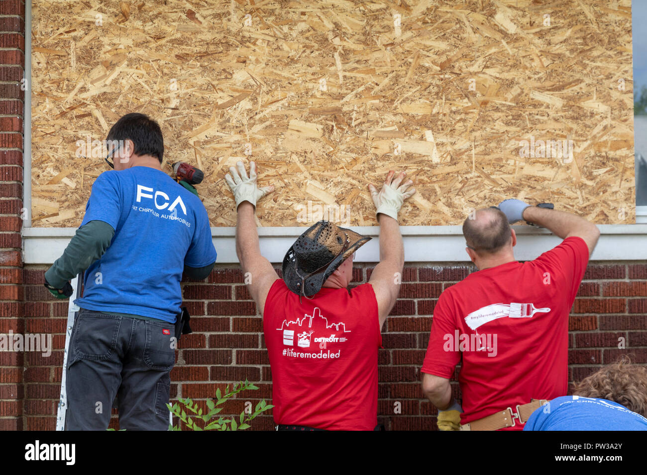 Detroit, Michigan - Freiwilligen Bereinigung einer beunruhigten Nachbarschaft während einer Woche - lange Gemeinschaft Improvement Initiative namens Leben umgestaltet. Freiwillige Stockfoto