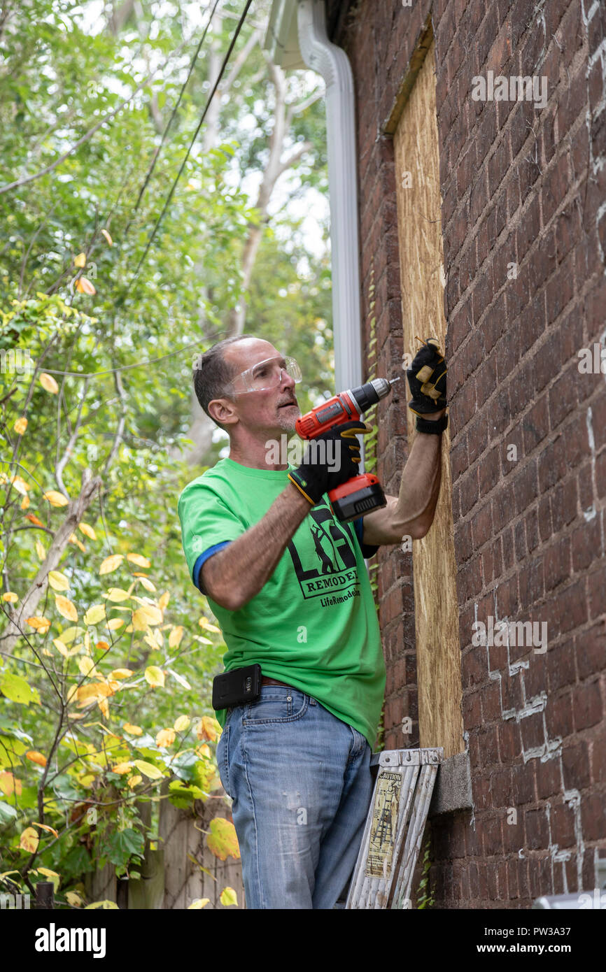 Detroit, Michigan - Freiwilligen Bereinigung einer beunruhigten Nachbarschaft während einer Woche - lange Gemeinschaft Improvement Initiative namens Leben umgestaltet. Freiwillige Stockfoto