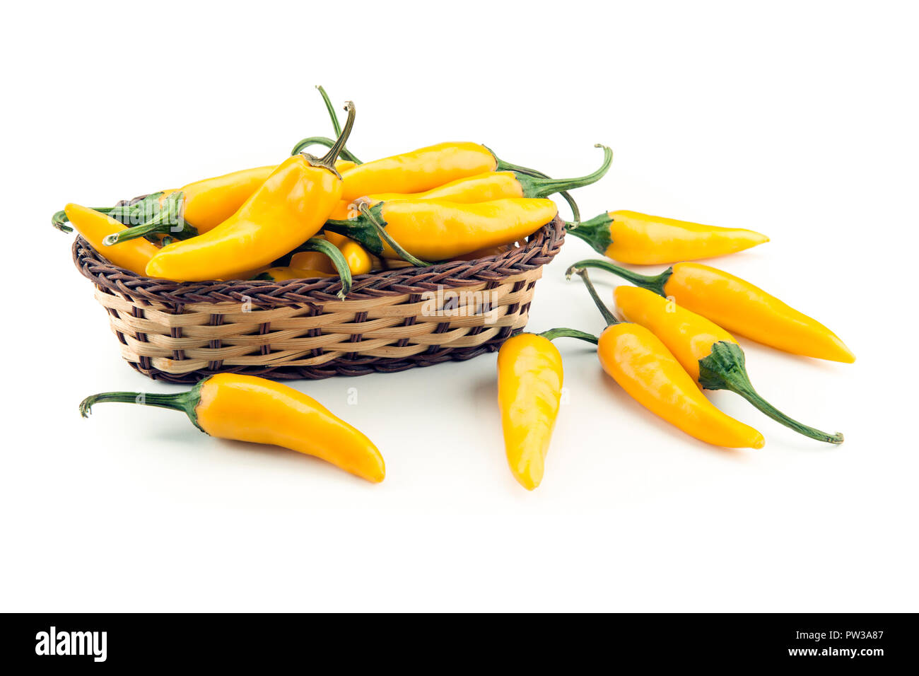Früchte der gelben frische Chilischote in einem Korb isoliert Stockfoto
