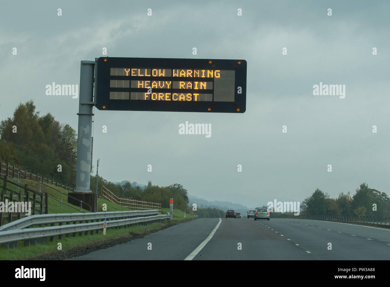 Gelbe Warnlampe Schwere Regen Prognose Zeichen auf der Autobahn Schottland Großbritannien Stockfoto