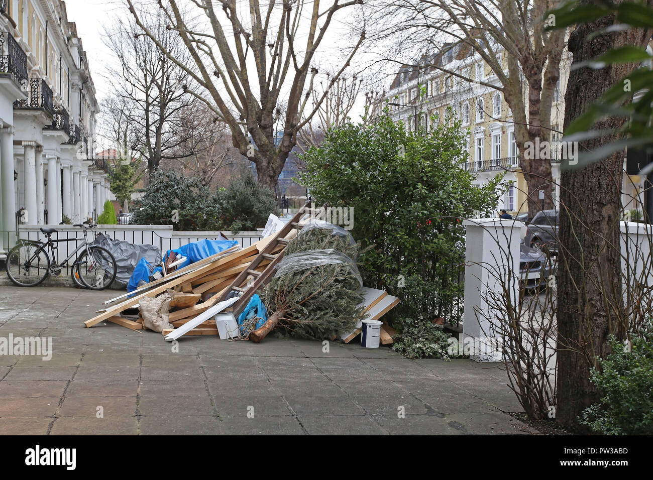 Abgelehnte Abfälle im Vorgarten Warten für Garbage Collection Stockfoto
