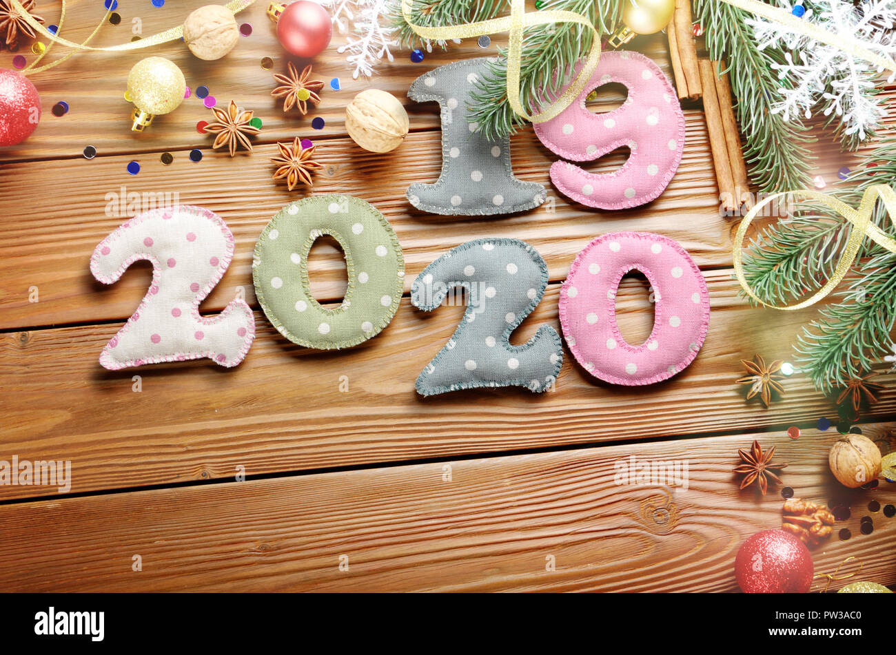 Bunte gestickte Ziffern 2019 bis 2020 polkadot Stoff mit Weihnachtsschmuck Flachbild lyed auf hölzernen Hintergrund Stockfoto