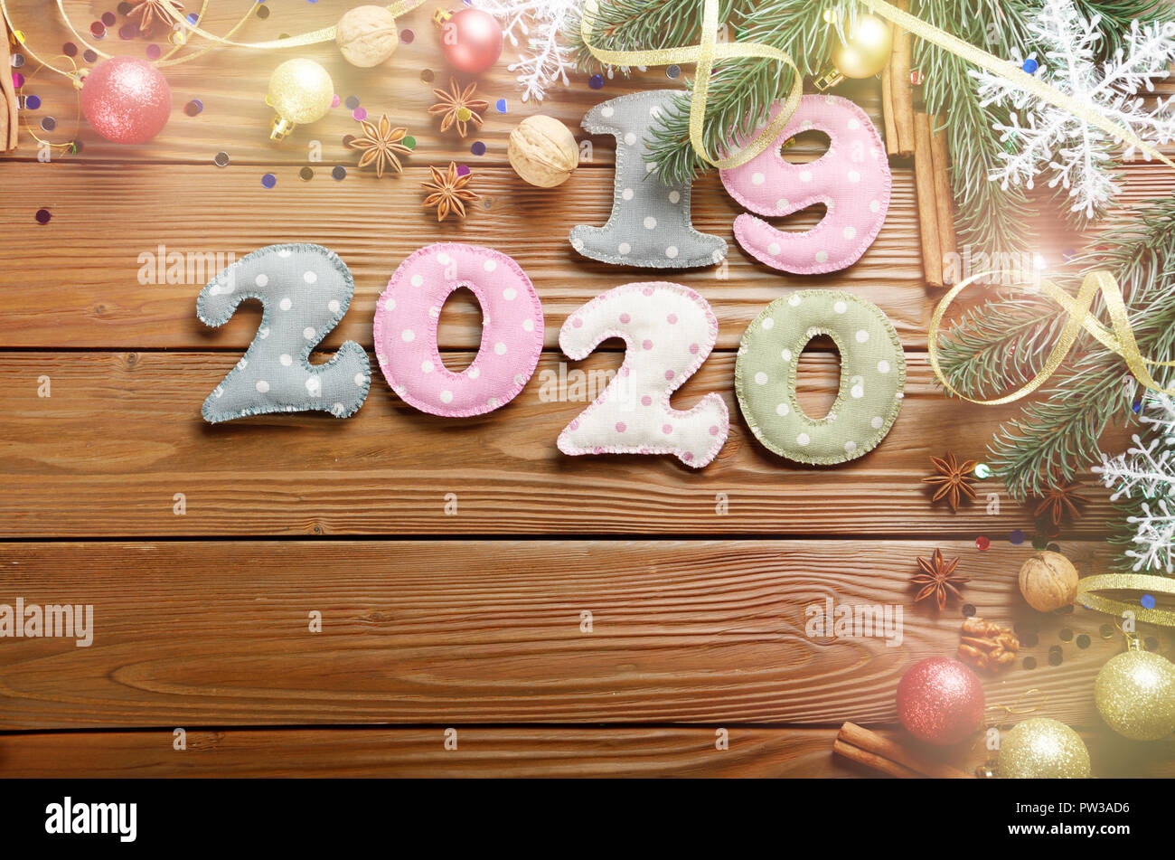 Bunte gestickte Ziffern 2019 bis 2020 polkadot Stoff mit Weihnachtsschmuck Flachbild lyed auf hölzernen Hintergrund Stockfoto