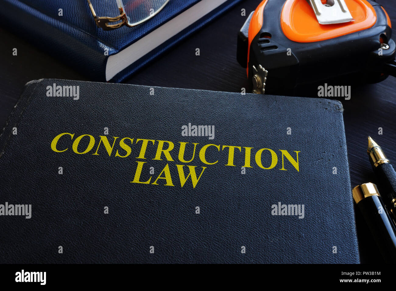 Baurecht. Buch und Brille auf einem Holz. Stockfoto