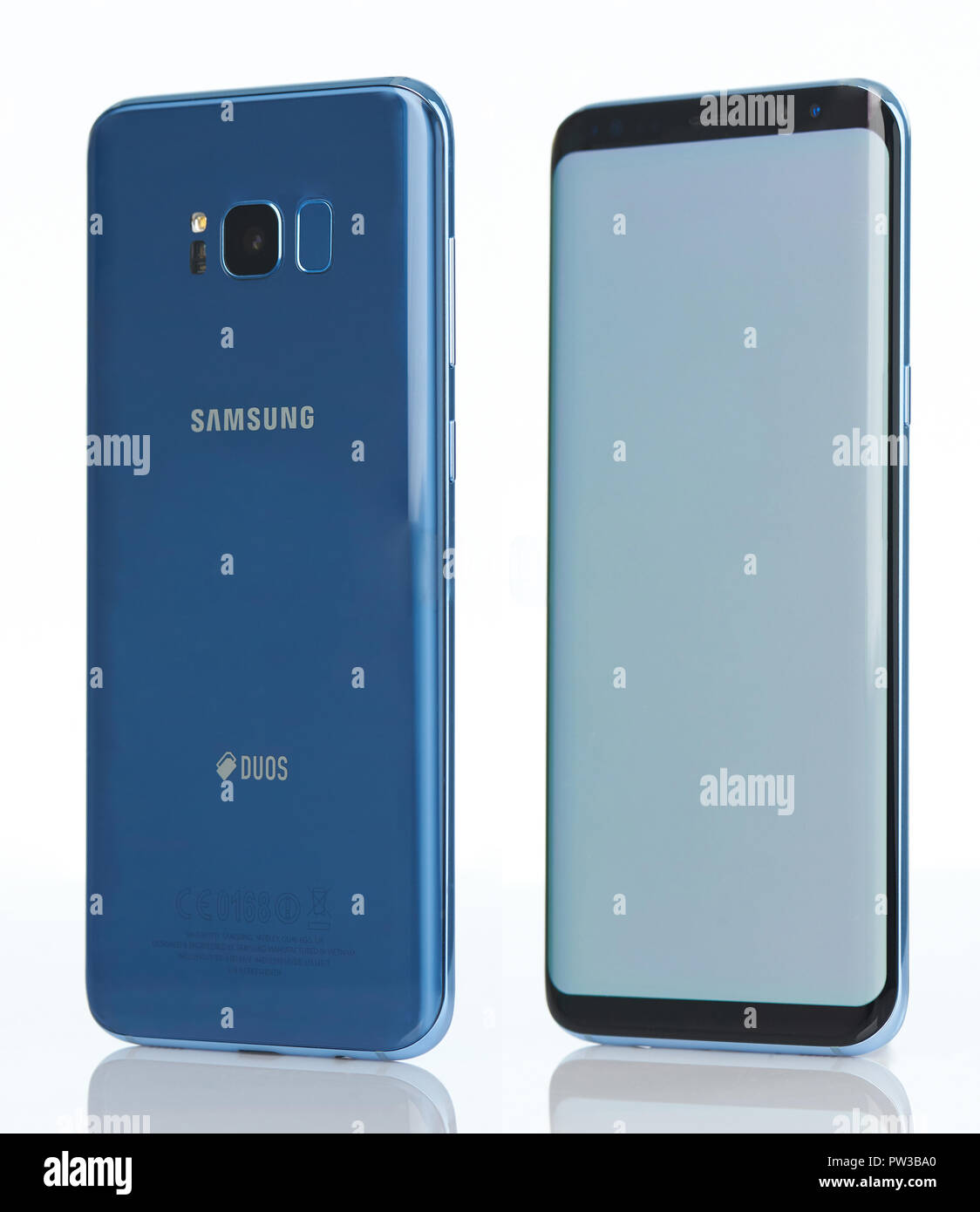 New York, USA - Oktober 12, 2018: Seitenansicht des Smasung Galaxy S8 Plus in Korallen blaue Farbe isolieren Don weißer Hintergrund Stockfoto