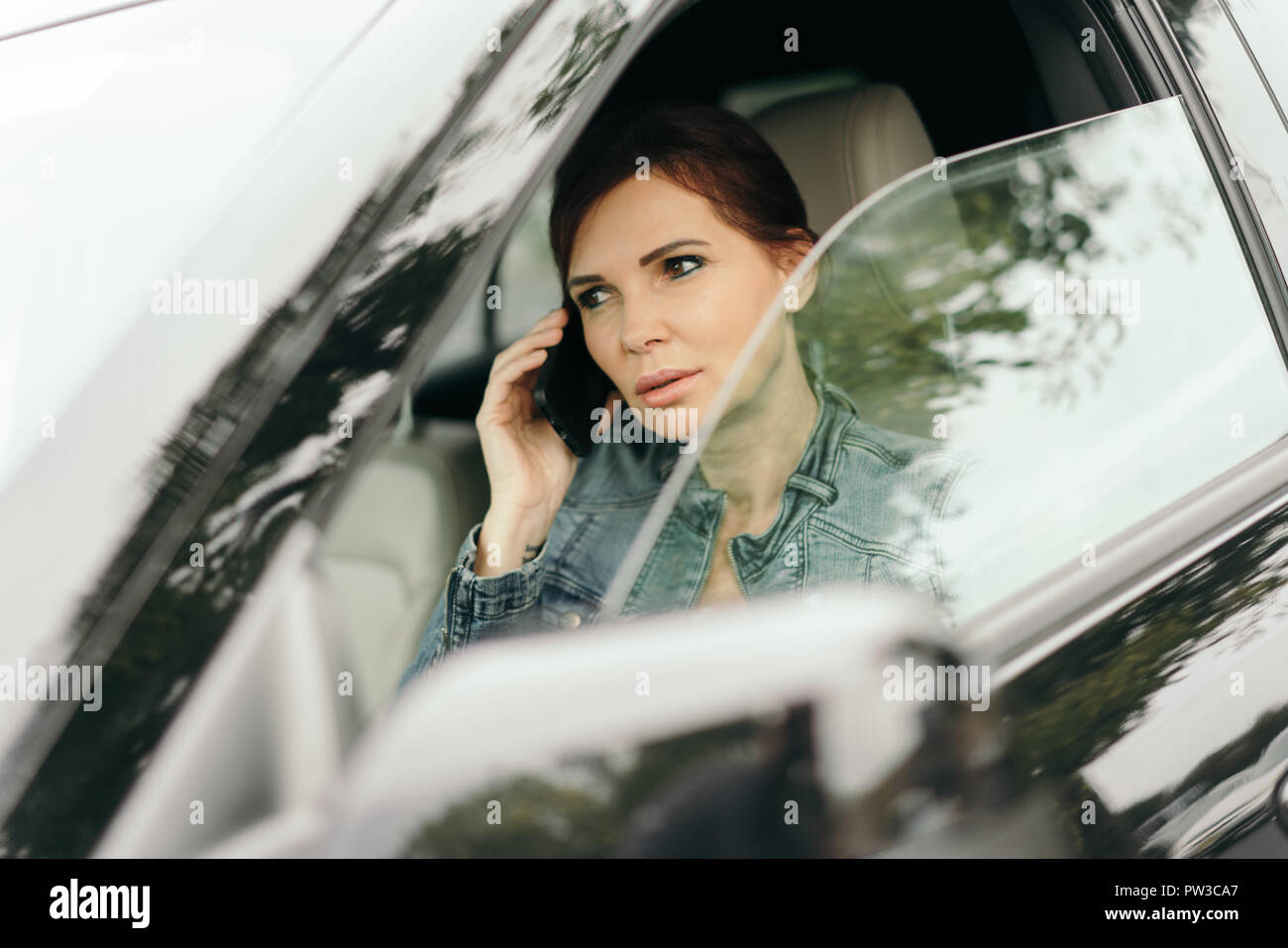 Während Der Fahrt Bekommen Sie Einen Anruf Woman Multitasking While Driving Stockfotos und -bilder Kaufen - Alamy
