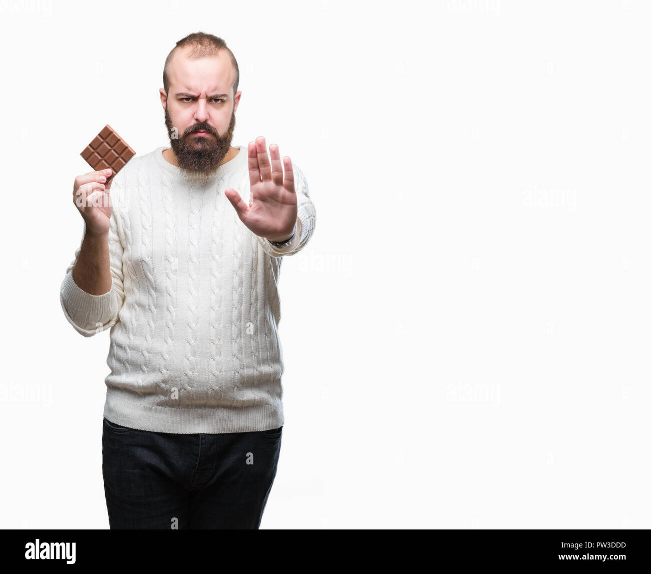 Junge hipster Mann Schokolade essen Bar über isolierte Hintergrund mit der offenen Hand tun, STOP-Schild mit ernsten und selbstbewussten Ausdruck, Verteidigung Geste Stockfoto