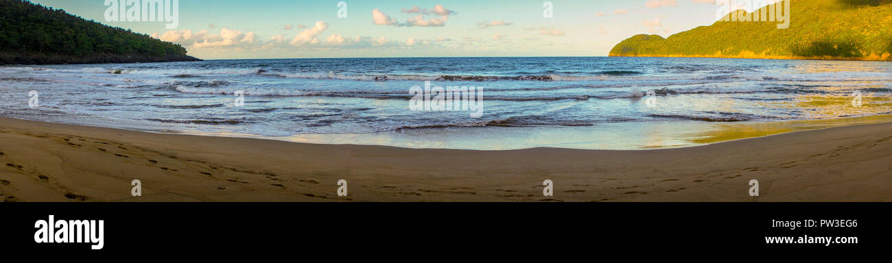 Panoramablick auf den schönen Strand Stockfoto